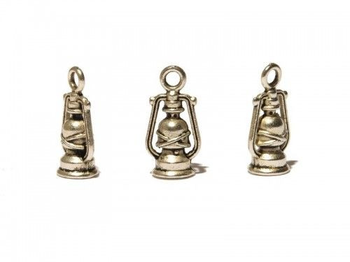 Fémmedálok karabínerrel Petróleumlámpa