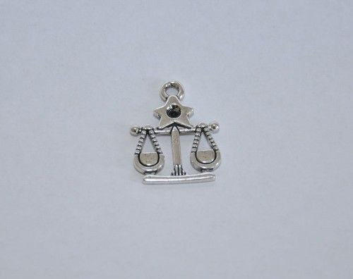 Fémmedál karabínerrel, csillagjegyek, mérleg