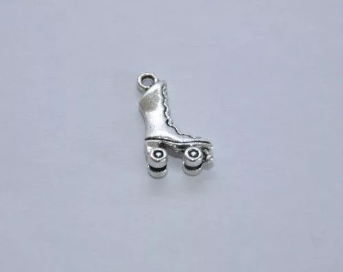 Fémmedál karabínerrel, görkorcsolya