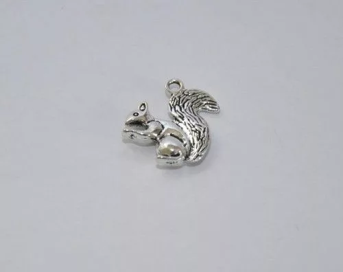 Fémmedál karabínerrel, mókus