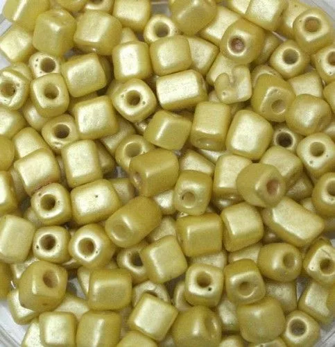Metál kockagyöngy 4mm sárga 15g/cs