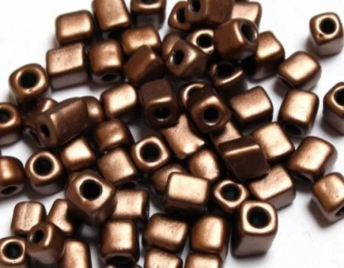 Metál kockagyöngy 4mm, Barna 15g/cs