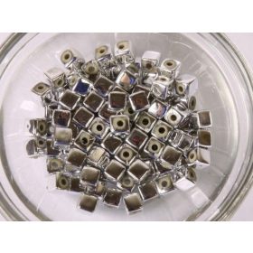 Akrilgyöngy metál, ezüst kocka, ~100 db/cs. 4mm-es