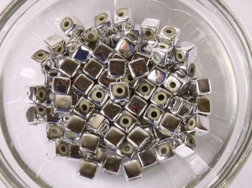 Akrilgyöngy metál, ezüst kocka, ~100 db/cs. 4mm-es
